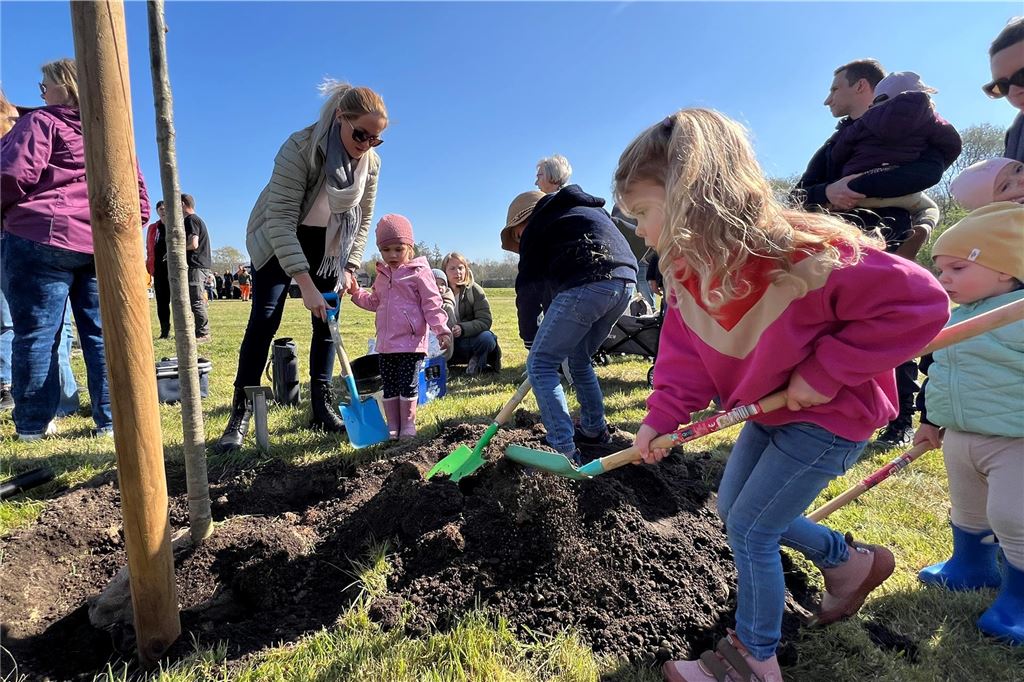 Veranstaltungen in Overberge: Feste, Sport und Zirkus Kinder und Eltern pflanzen einen Baum im Jubiläumswald in Bergkamen. (A.)