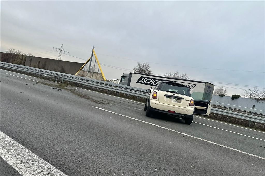 Zeugen gesucht: Fahrer flüchtete nach Unfall auf der A2 Schräg entgegen der Fahrtrichtung kam der Mini Cooper von Aliyah F. nach dem Unfall schließlich zum Stehen.