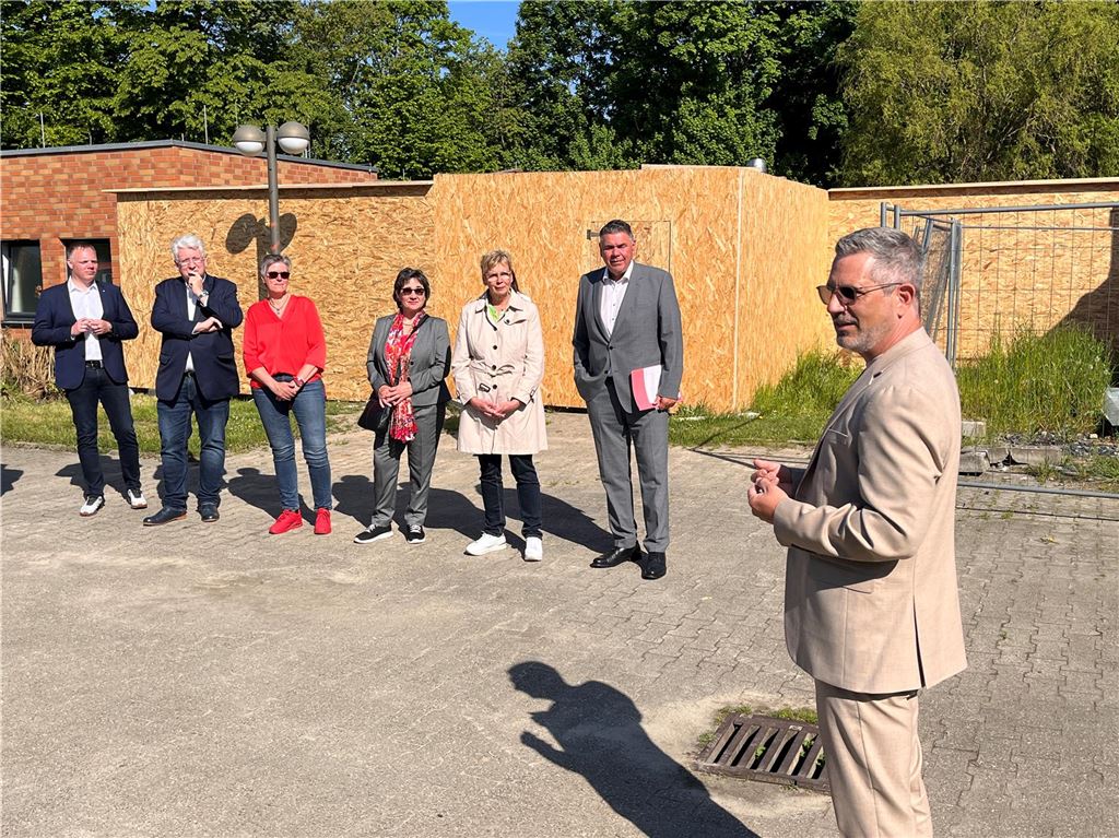 Förderschule soll ab Ende 2028 optimale Bedingungen bieten Auf der Baustelle vor der Karl-Brauckmann-Schule spricht Schulleiter Sebastian Alber