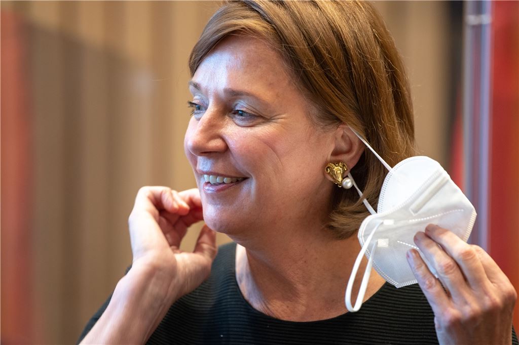 Pooltest positiv – Schulleiterin: „Das sind Zeitbomben“ Schulministerin Yvonne Gebauer (FDP) steht im Zuge des geänderten Testverfahrens an Grundschulen einmal mehr in der Kritik.