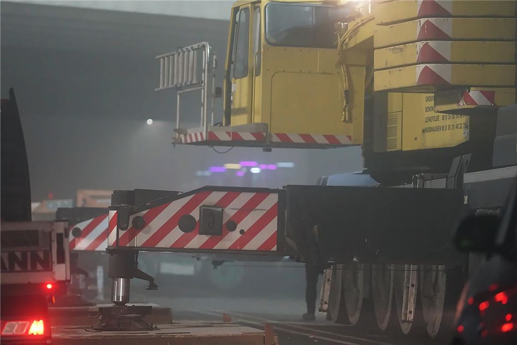Kranarbeiten an der A1-Brücke in Kamen.