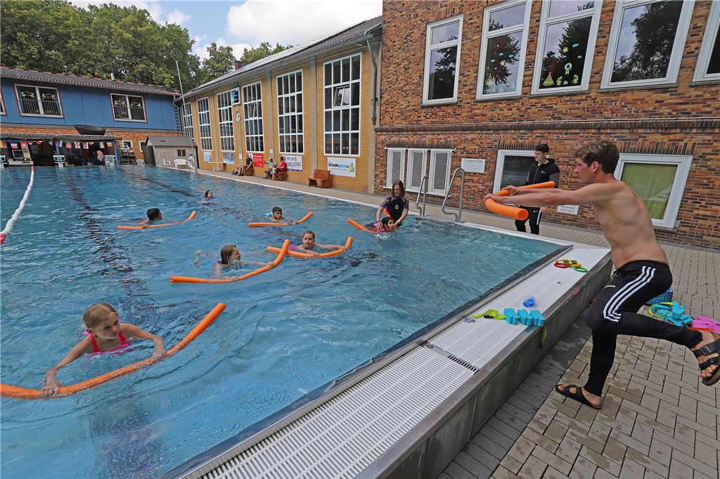 Ferien-Schwimmkurse der Bürgerstiftung Unna werden überrannt Schwimmlehrer Johannes Grote (r.) ist mit großen Einsatz bei der Sache.