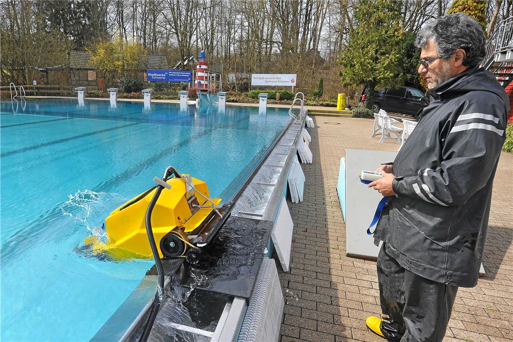 „Oben ohne“ ist in den Freibädern im Kreis Unna noch kein großes Thema Schwimmmeister Moh Ansari vom Elsebad in Schwerte-Ergste: Beim Thema „Oben-ohne-Baden“ sei Toleranz gefragt.