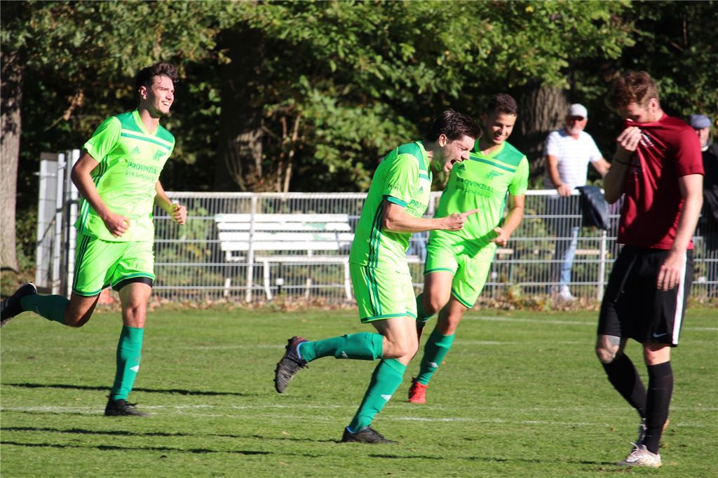SV Bausenhagen schlägt BR Billmerich souverän - doch der Sieg ist teuer erkauft Sebastian Andree (M.) jubelt über seinen Treffer zum 2:0.