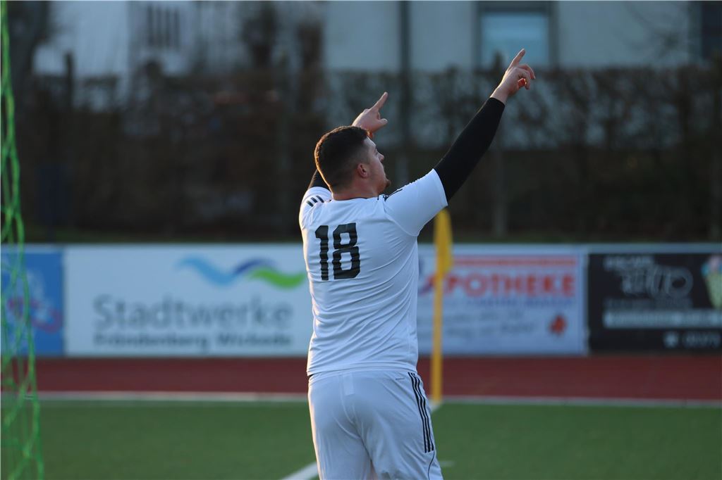 BR Billmerich einfach frischer: Verdientes 4:3 beim SC Fröndenberg Sebastian Cani grüßt die Zuschauer am Vereinsheim nach seinem Tor zum zwischenzeitlichen 3:3.