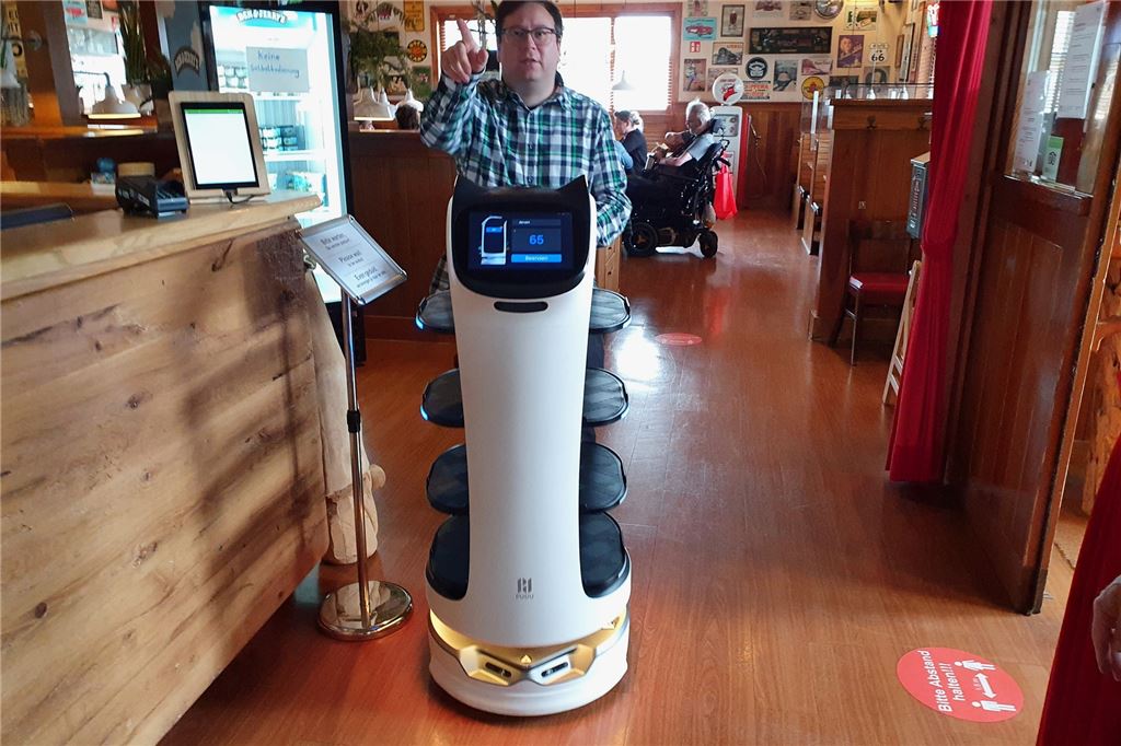 Connie`s Diner und Helferin Bella: Wo der flinke Roboter Burger serviert Sebastian Müller verfolgt den Weg des Servierroboters. Dieser weiß genau, wo welcher Tisch ist.