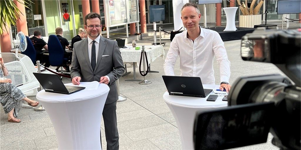 Im Video: Mehrheit beim Bürgerentscheid gegen die Eissporthalle Unna Sebastian Smulka (li.) und Kevin Kohues berichten live aus der Bürgerhalle des Rathauses Unna über die Landtagswahl und den Bürgerentscheid zur Eishalle.