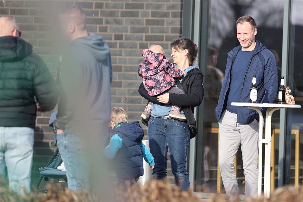 Neu-Coach Sebastian Wessel unterstützt SG Selm schon früher Sebastian Wessel (r.) verfolgt ein Fußballspiel.