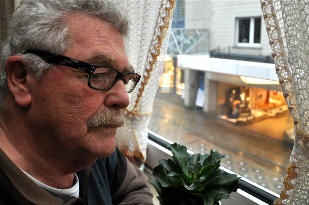 Die verborgene Welt über den Geschäften des Westenhellwegs Seit 1979 lebt Werner mit seiner Frau Rita über der Weinhandlung Hilgering. Von seinem Küchenfenster hat er einen perfekten Blick auf Dortmunds Einkaufsstraße.