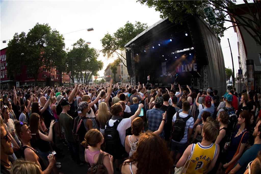 Festivals 2023 in NRW: Alle Infos Besucher feiern am 04.07.2015 in Bochum (Nordrhein-Westfalen) beim Openair-Musikfestival "Bochum Total" während eines Konzerts.