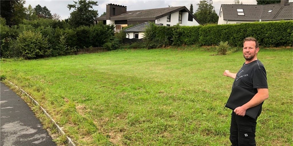 Grundsteuer C: Kommunen können bei unbebauten Flächen Kasse machen Seit 1994 könnte dieses Grundstück mitten im Wohngebiet „In den Erlen“ in Fröndenberg mit einem Einfamilienhaus bebaut werden. Doch Eigentümer Christian Weller stößt auf Barrieren, die das Baurecht aufstellt.