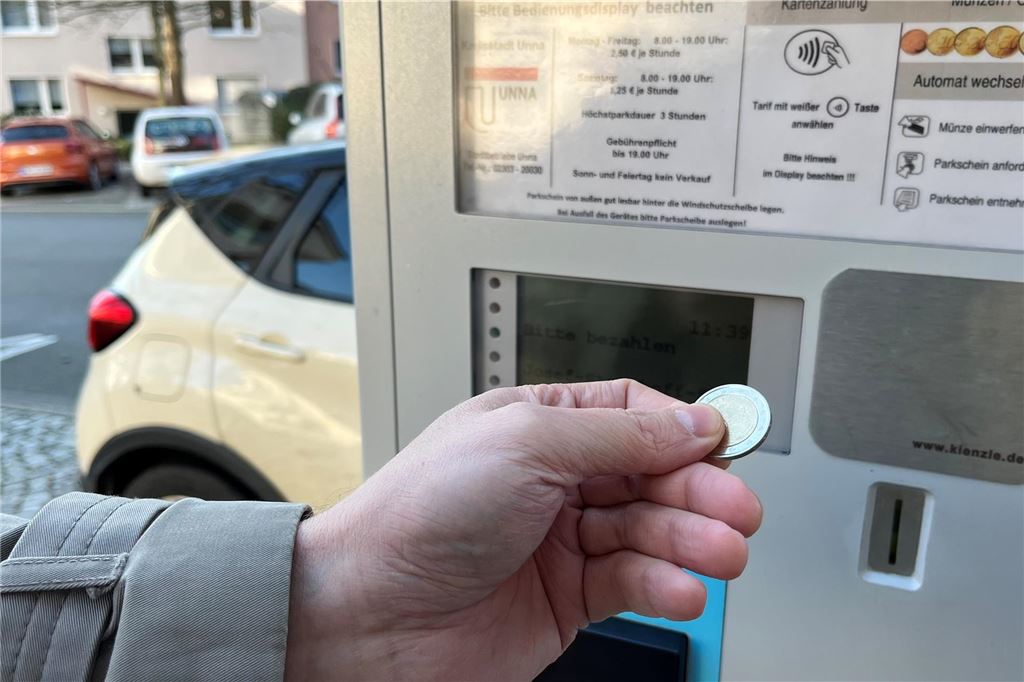 Die Kunst des günstigen Falschparkens Seit Anfang 2024 wollen die Parkscheinautomaten in Unna stärker gefüttert werden. Für eine Stunde draußen werden nun 2,50 Euro verlangt – mehr als in den Parkhäusern und Tiefgaragen.