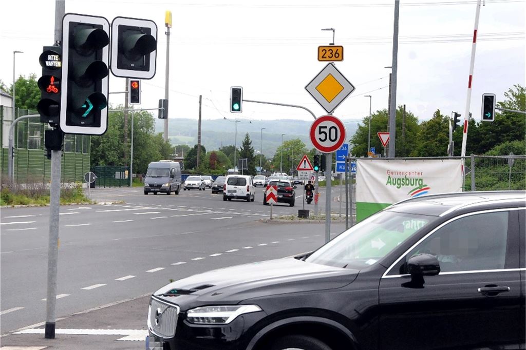 Vor 60 Jahren erhielt Schwerte das erste Gartencenter: Augsburg feiert Eine grüne Ampel lässt den Verkehr von einem Geschäfts-Parkplatz auf eine Bundesstraße fließen.