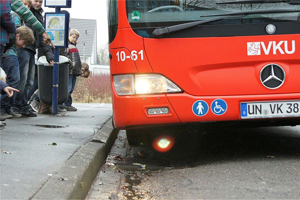 Gesamtschüler warten weiter auf neuen VKU-Fahrplan für Schulbusse Ein VKU-Bus an der Haltestelle, an der Kinder warten.