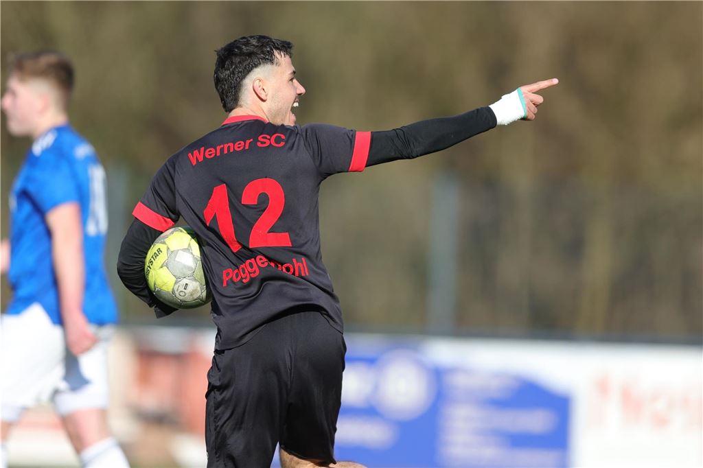 Riesen-Comeback beim Werner SC nach eineinhalb Jahren Verletzungspause Henry Poggenpohl hält einen Ball unterm Arm.