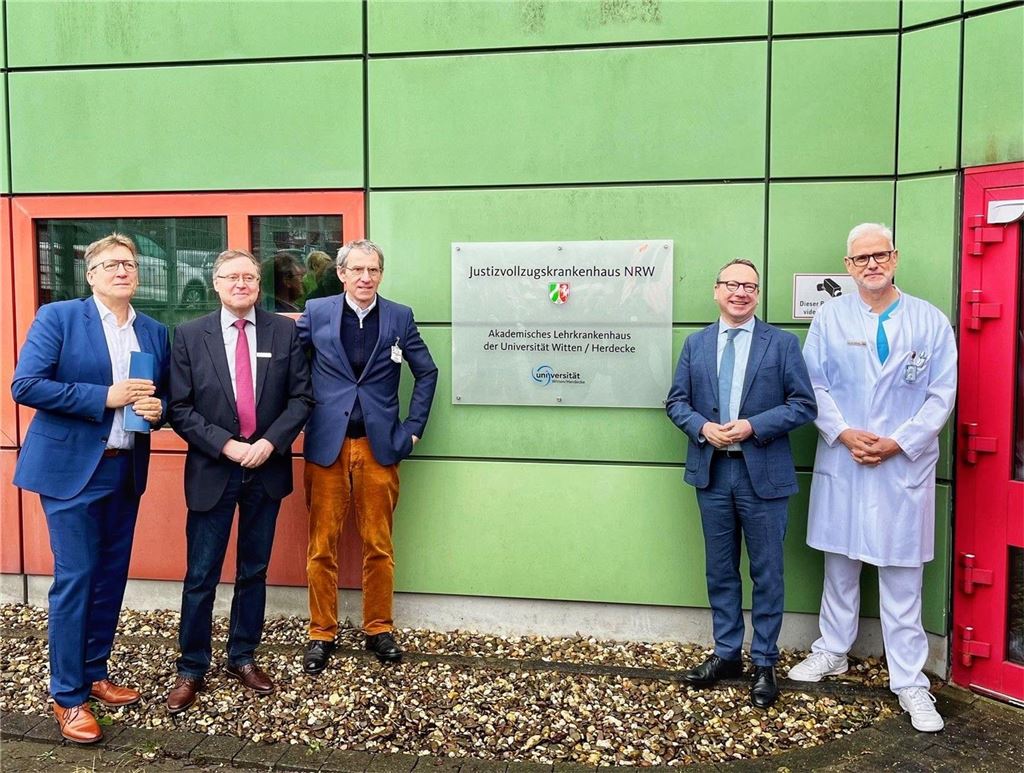 Neue Abteilung im JVK: Gefangene sollen beim Sterben begleitet werden Dirk Schulte (kfm. Leiter JVK, v.l.), Einrichtungsleiter Andreas Jellentrup, Uni-Präsident Prof. Dr. Martin Butzlaff, Justizminister Dr. Benjamin Limbach und der medizinische Direktor des JVK, Dr. Jochen Woltmann, stehen vor dem JVK Fröndenberg