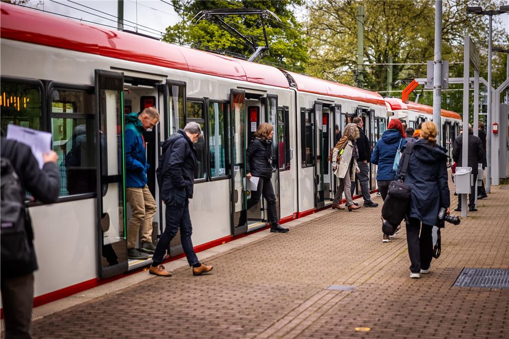 Greenpeace-Studie: Wenig Fortschritte bei Ausbau von Bus und Bahn Fahrgäste steigen aus einer neuen Stadtahn von DSW21 aus.