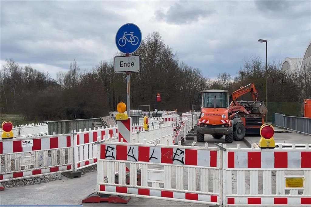 Busfahrer ärgert sich über Baustelle im Südfeld: „Das ist beschämend!“ Absperrbaken vor der Brücke über den Mühlbach im Kamener Stadtteil Heeren-Werve.