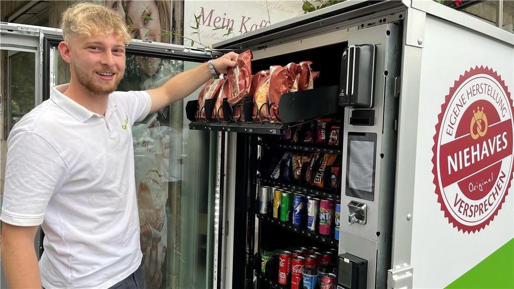 Start-up auf der Überholspur: „Greenomat“ versorgt auch Unternehmen Theo Peters nimmt frische Brötchen aus einem Automaten vor der Bäckerei Niehaves