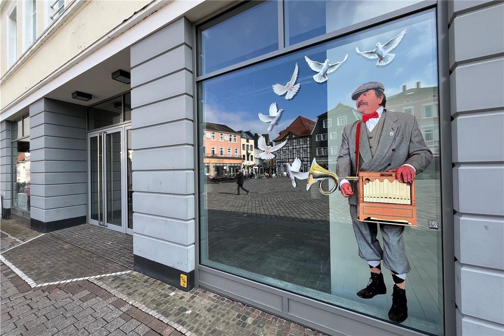 Erleichterung über Lösung für Sinn: Wie gut geht Unna mit der Mode? Seit Sommer 2022 steht am Alten Markt in Unna das vormalige C&A-Gebäude leer. Die Abbildung zeigt das leere Schaufenster.