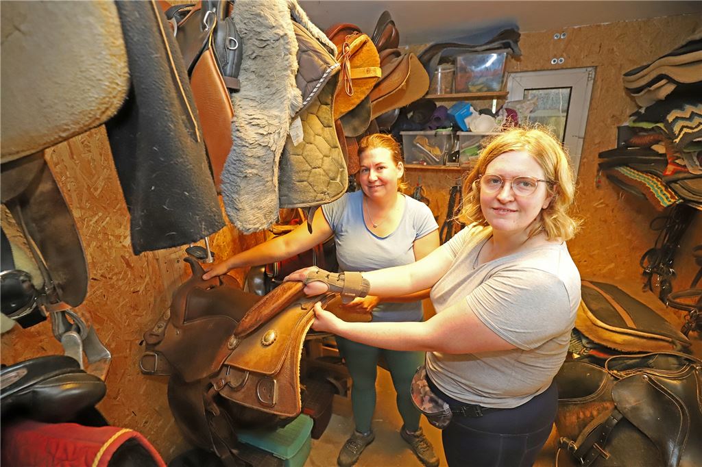 Arbeiten auf dem Ponyhof: Alltag für eine Autistin in Fröndenberg Selbstständig satteln: Auch diese Aufgaben übernimmt Lara Bergmann. Sie bereitet die Pferde für die Therapie vor, bei der sie Jeannette Lategahn auch unterstützt.