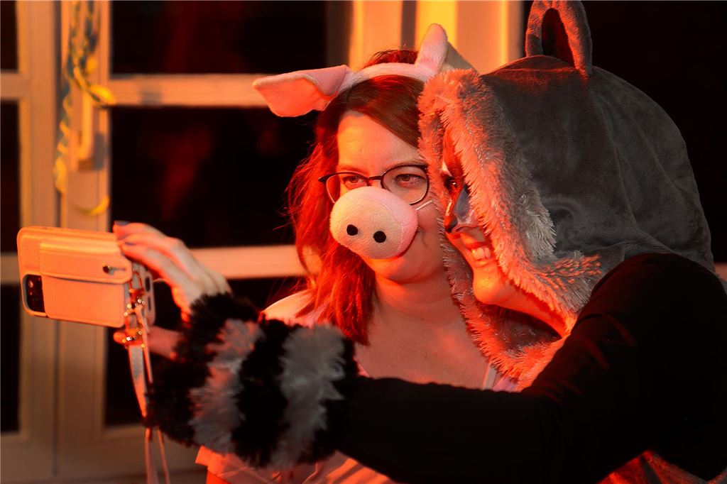 Eine Frau mit Schweinenase und eine im Waschbären-Kostüm.