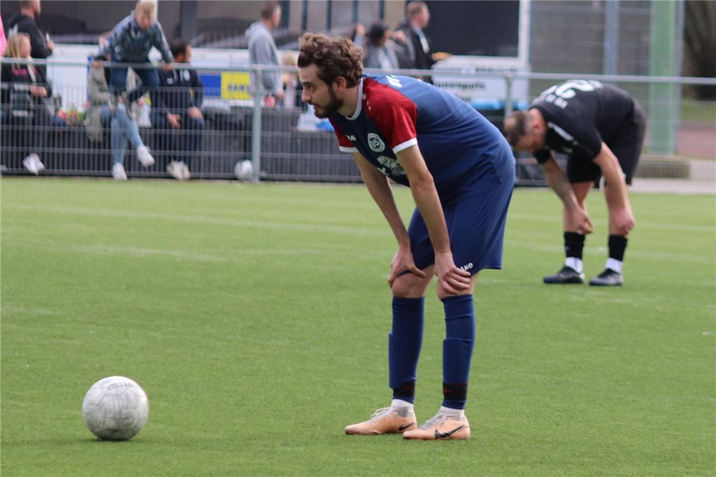 BV Lünen feiert Schützenfest gegen den VfB Lünen II - Zwei Hattricks Semih Kirik steht vor einem Ball.