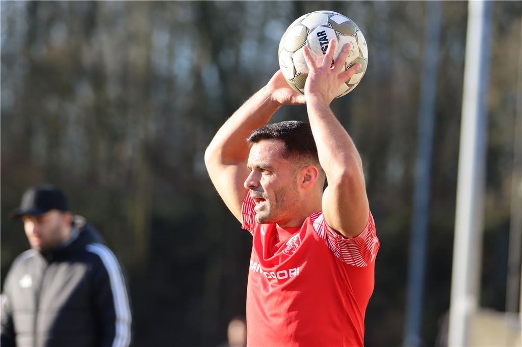 Serdar Bingöl steht nach Verletzung wieder 90 Minuten auf dem Platz Serdar Bingöl beim Einwurf.