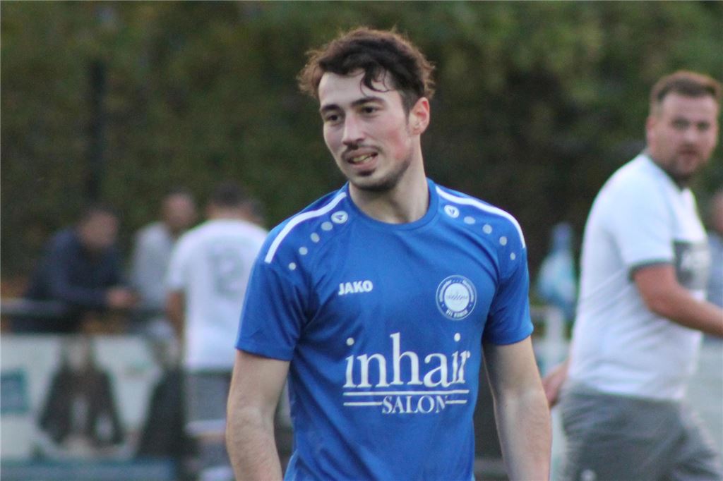 Serkan Gül angriffslustig: „Jeder weiß, dass wir aufsteigen möchten“ Serkan Gül vom VfL Kamen steht auf einem Fußballfeld.