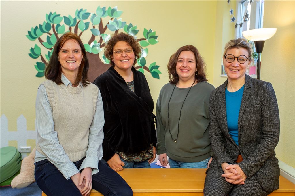 Königsborner Kita setzt auf Algorithmen für mehr Chancengerechtigkeit Setzen sich gemeinsam für die Chancengerechtigkeit der Kinder ein (v.l.): Sprachförderkraft Stefanie Schradi, Dorothée Schackmann (Kreisgruppengeschäftsführerin beim Paritätischen), Diana Hobmeier (stellvertretende Leitung der KEEP-Kita Königsborn) und Prof. Dr. Monika Kil (wissenschaftliche Begleitung).