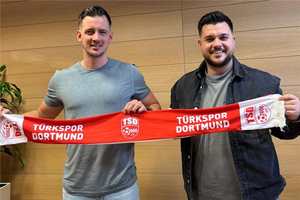 Türkspor Dortmund zieht sich aus der Regionalliga zurück: Mit sofortiger Wirkung Seyhan Adigüzel und Maximilian Borchmann halten gemeinsam einen Türkspor-Schal hoch.