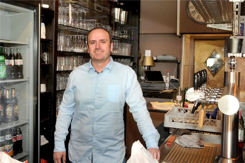 Kult-Restaurant „Denkmal“ hat turbulente Jahre seit Corona hinter sich Shaban Peci hatte das Restaurant Denkmal an der Ostenstraße im Sommer 2021 übernommen.