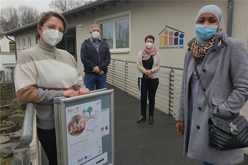 „Ein Glücksfall“: So hat das Projekt Kobra Hassadou Barry (34) geholfen Shari Lausch (l.) und Tanja Lange von InVia sowie Holger Schelte von der Werkstatt im Kreis Unna haben sich mit Hassadou Barry am Stadtteilzentrum Süd in Unna getroffen. Es ist einer der Stützpunkte des Projekts „Kobra“.