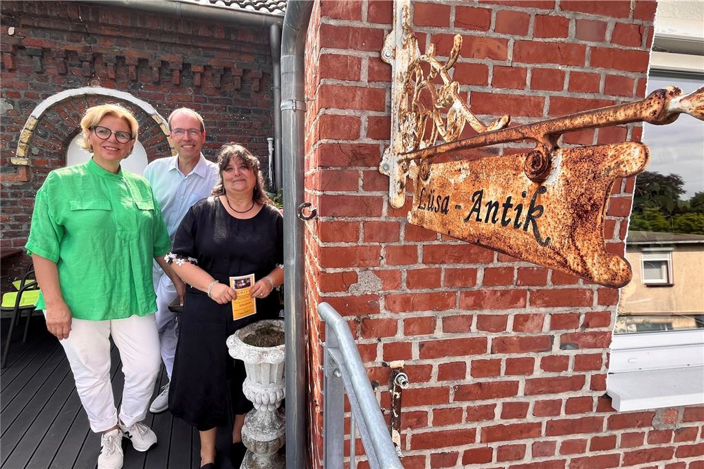Antik-Café eröffnet neu: mit Kultur und syrischer Küche Sie freuen sich auf eine gute Zusammenarbeit im Antik-Café: Nada Homssi-Dadikhi (v. l.), Dr. Thomas Eicher und Anabela Dias de Oliveira.