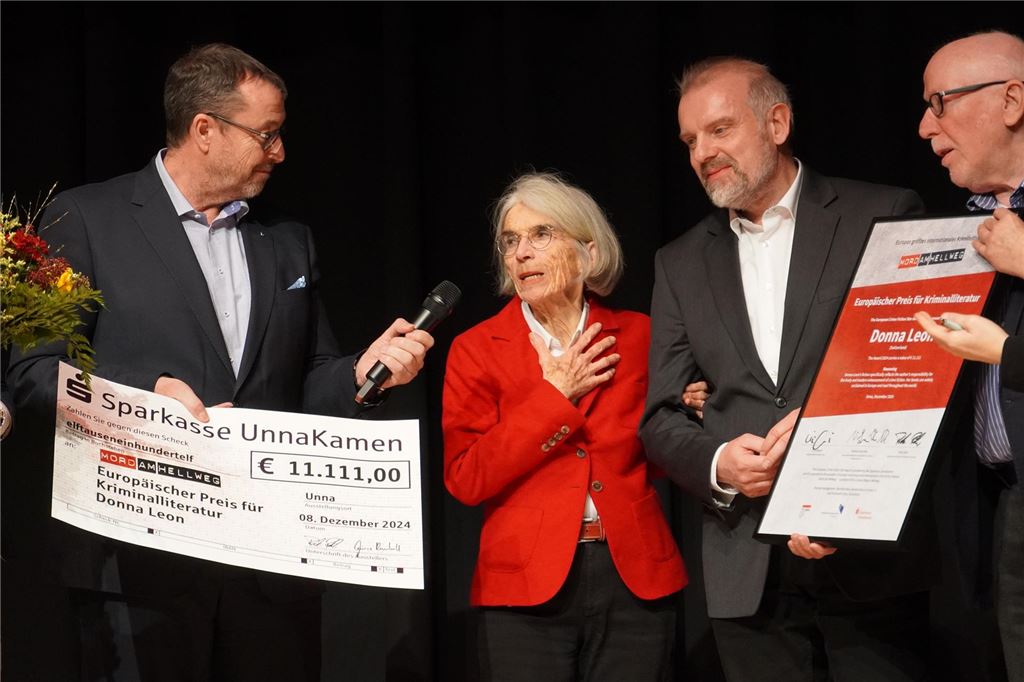 Schöner morden in Venedig: Donna Leon erhielt den Ripper Award 2024 Sie fühle sich unglaublich geehrt, stellte Donna Leon bei der Preisverleihung des Ripper Awards fest (v.l.n.r.: Frank Röhr, Donna Leon, Dirk Wigant und Wolfram Kuschke).