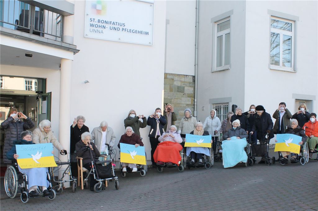 „Als der Russe kam“: Bei älteren Menschen brechen Traumata wieder auf Sie haben Plakate und Banner gestaltet „Solidarität mit der Ukraine“ und „Stop war!“ sind die Botschaften, die sie vor dem Boni demonstrativ zeigen – und ein symbolisches Herz für den Frieden gab es auch dazu.