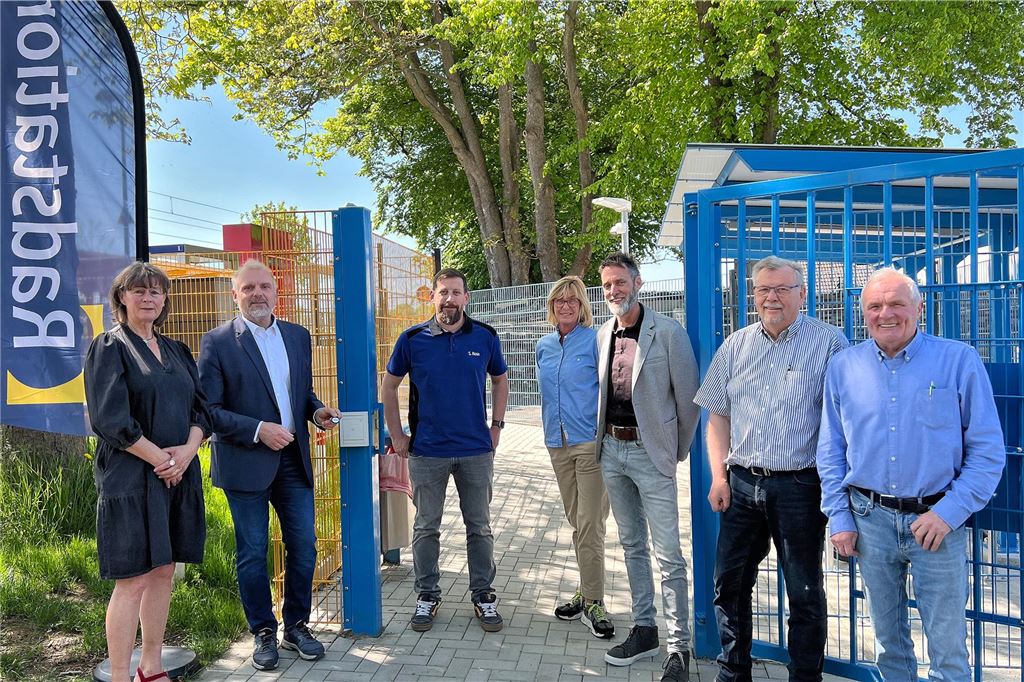 Am Bahnhof Lünern ist auch der Akkustrom kostenlos Sieben Personen stehen am Eingang einer Radstation in Unna-Lünern