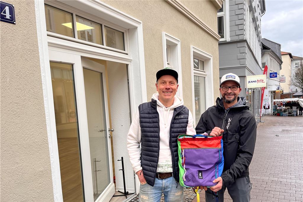 Kampf gegen Leerstand: Stadt übernimmt Großteil der Miete für neue Geschäfte Marcus Voß (l.) und Dirk Bierkämper stehen vor dem Ladenlokal an der Bahnhofstraße 4 in Unna.