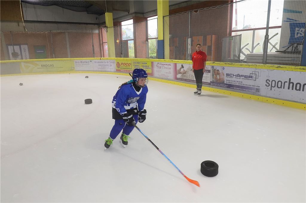 Auch ohne Eissporthalle in Unna: Mädchen greifen beim Girls Day zum Schläger Sie sehen aus wie überdimensionierte Pucks, dienen aber als Markierungen für den Slalomkurs. Gute Eislauf-Fähigkeiten sind die Grundlage, will man auch im Eishockey erfolgreich sein.