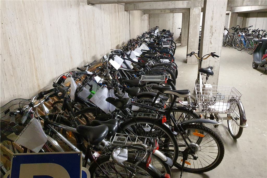 Samurai Schwert und Golfschläger - Kurioses aus dem Fundbüro in Unna Sie stapeln sich noch nicht, aber viel Platz ist nicht mehr. Hunderte Fahrräder lagern in der Tiefgarage und warten auf ihren rechtmäßigen Besitzer.