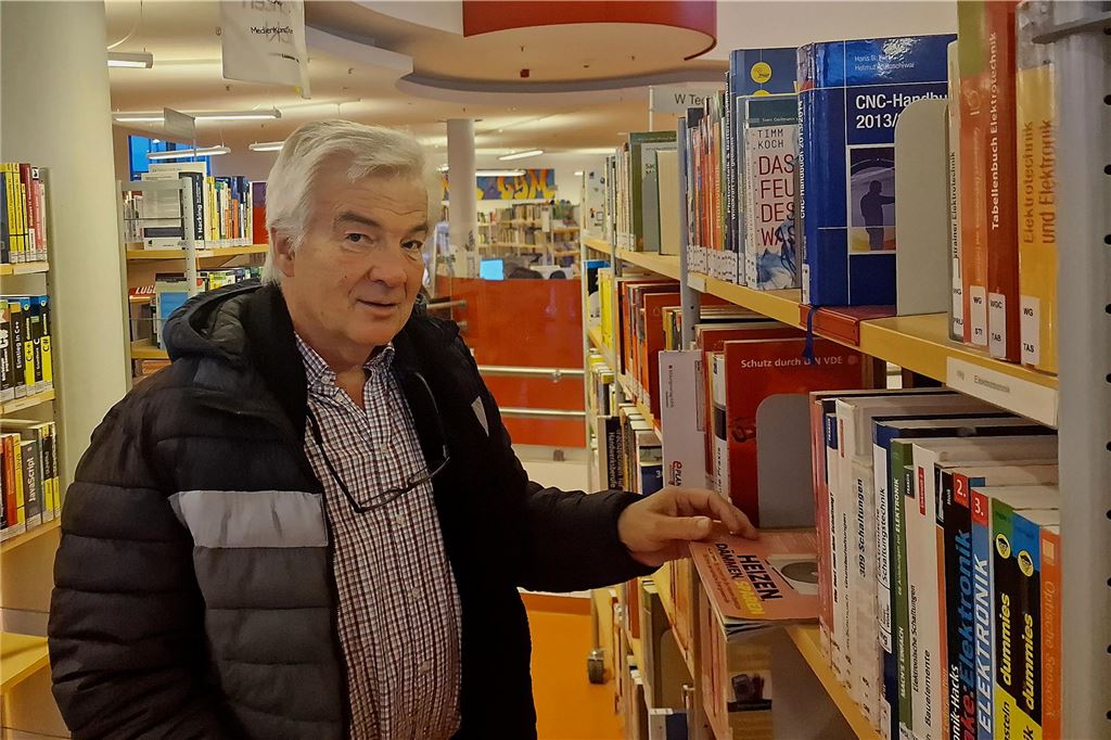 Leih-Charts: Diese Bücher sind im Jahr 2023 am beliebtesten Siegmund Kansteiner aus Massen steht vor einem Bücherregal in der Bibliothek im zib.