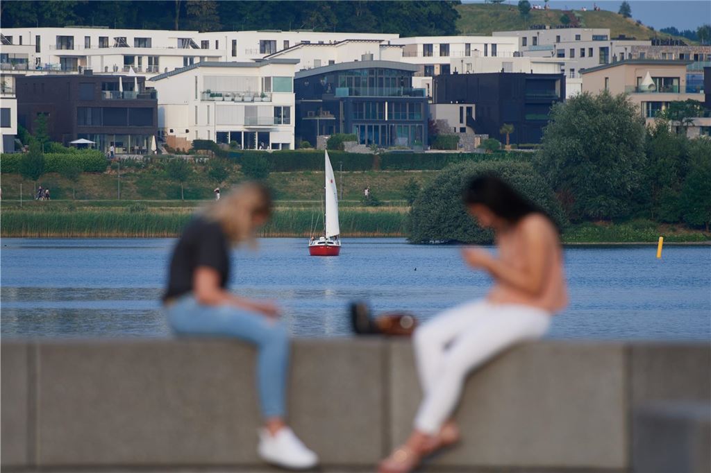 Ist ein zweiter Phoenix-See realistisch, Prof. Dr. Gruehn? Menschen entspannen am See