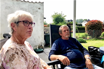 Sigrid und Joachim Schalla in ihrem Garten in Dortmund-Rahm.