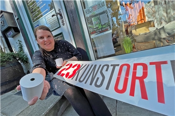 Sina Ziegler vom Kulturbereich der Stadt Unna empfiehlt den 23. Kunstort "Bonrollen-Desaster" bei Raumgestaltung Sommer an der Hertinger Straße am Abend zu besichtigen.
