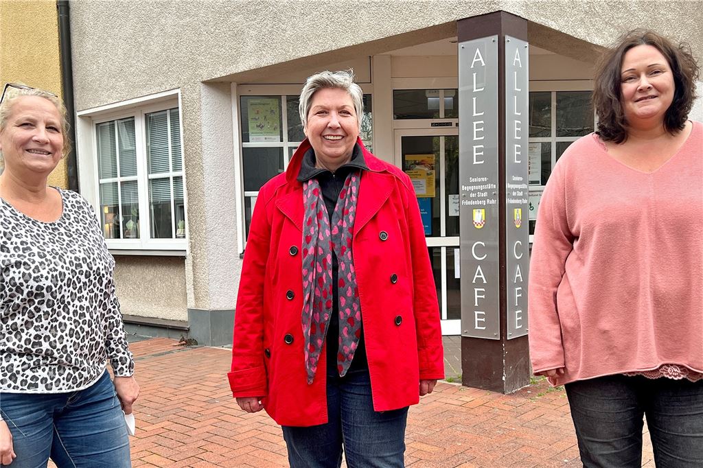 Verein Seniorenkreise sponsert kostenloses Mittagessen im Allee-Café Sabine Banaczak (links), Leiterin des Allee-Cafés, 1. Vorsitzende Cornelia Büse (Mitte) und 2. Vorsitzende Silke Habekost.