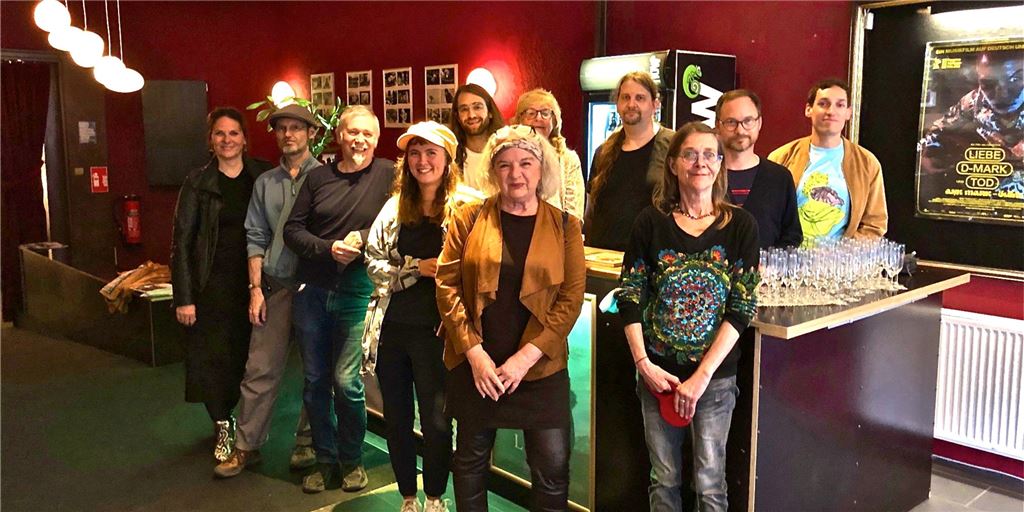 Lampen aus London, neue Leinwand: Das Roxy-Kino ist zurück in der Nordstadt Sind mit Recht stolz auf die erbrachte Leistung und voller Freude, dass es nun losgeht: Das Roxy-Team am Abend der Eröffnung im neu gestalteten Foyer.