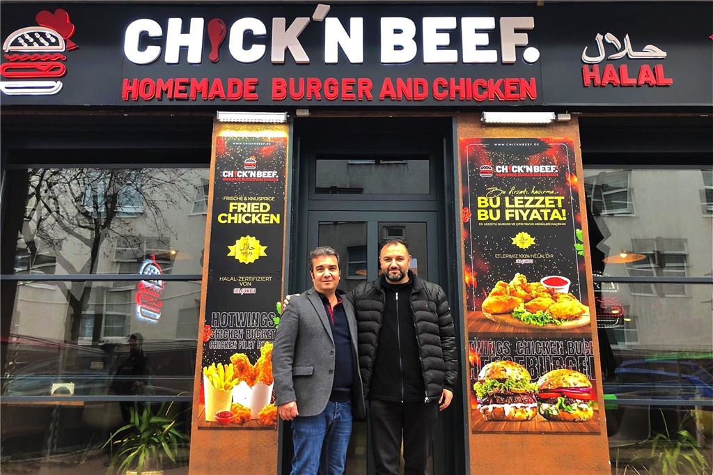 Gastromeile in der Nordstadt: Münsterstraße mit neuen Gastro-Konzepten Sind zurecht stolz auf ihre drei Restaurants: (v.l.) Selim Lale und Ayhan Arslan vor dem „Chick'n Beef“.