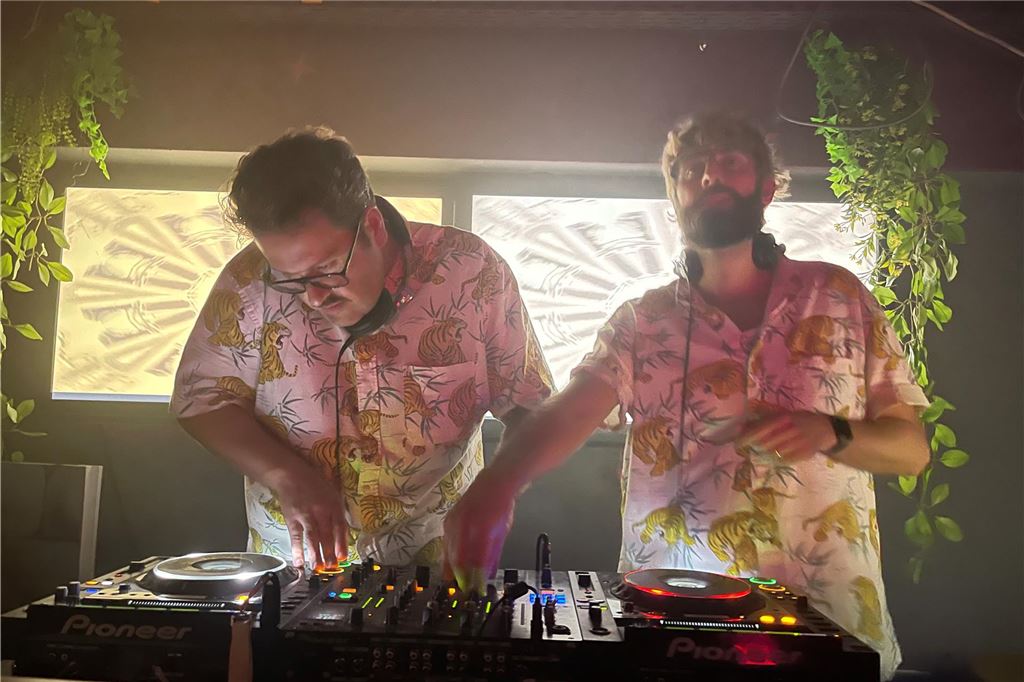 Legenden des Nachtlebens: Diese Clubs und Bars hat Dortmund verloren Sinners-Inhaber Sebastian Noetzel (r.) und sein DJ-Kumpel MLM bilden zusammen das Duo Discocolada.
