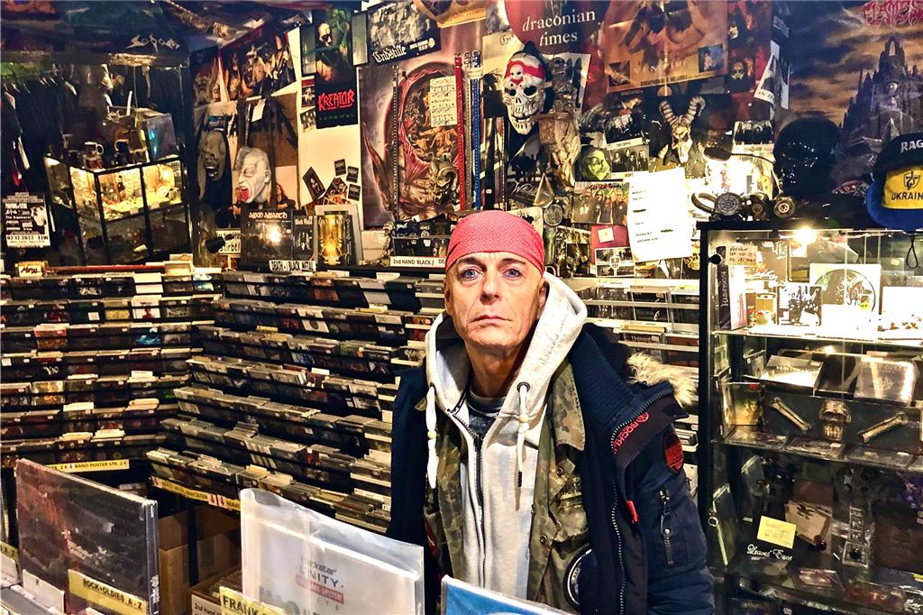 Punk-Legende Sir Hannes feiert Konzert mit Punk- und Metalbandfreunden Sir Hannes in seinem Plattenladen "Idiots Records" an der Rheinischen Straße.