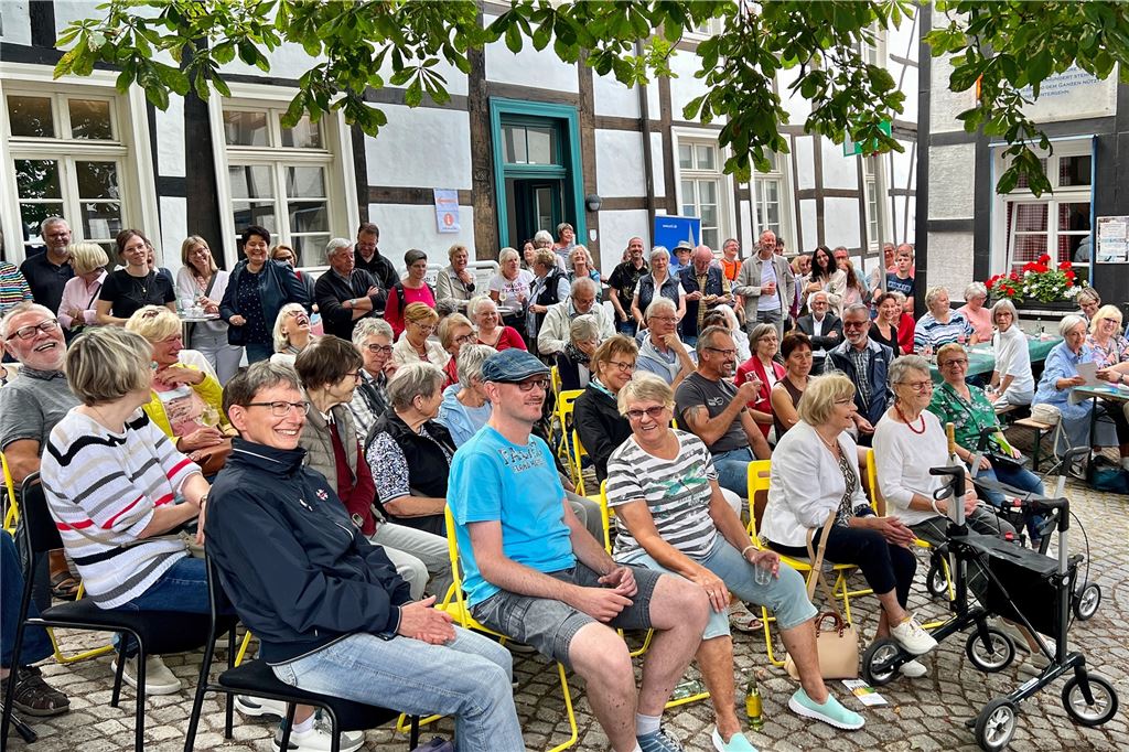 Bernd Stelter macht Mut für die Zeit ab 60 Sitzplätze sind immer viel zu rar beim Sommerfest des Westfälischen Literaturbüros in Unna. Und wer einen hatte, der konnte es bei dem kurzweiligen Programm gut länger aushalten.